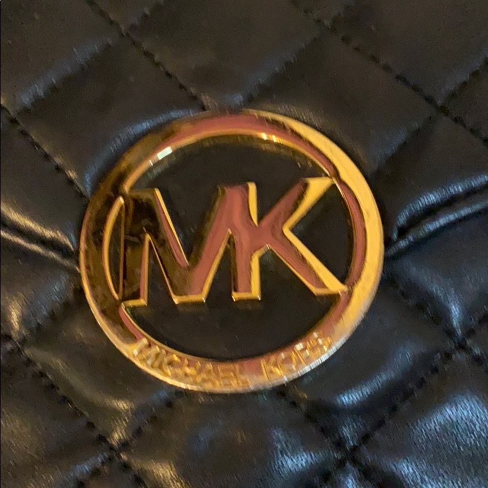 ❌SOLD❌Michael Kors Black Quilted Logo Crossbody Bag - Picture 2 of 5